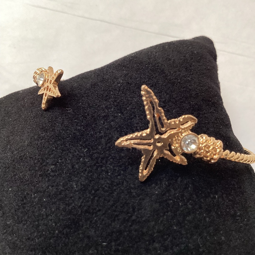 Starfish accented by rhinestones on an open cuff, flexible bracelet, gold tone - Picture 2 of 10